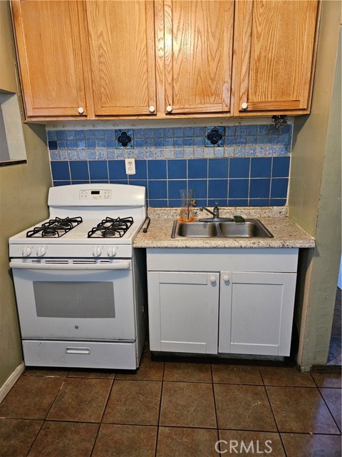 Detail Gallery Image 15 of 20 For 18256 Bohnert Ave, Rialto,  CA 92377 - 2 Beds | 1 Baths