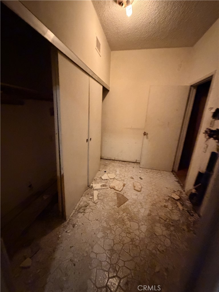 https://media.crmls.org/medias/c8d7674c-53db-4d5b-a4c3-583e2ee015ef.jpg?preset=X-Large