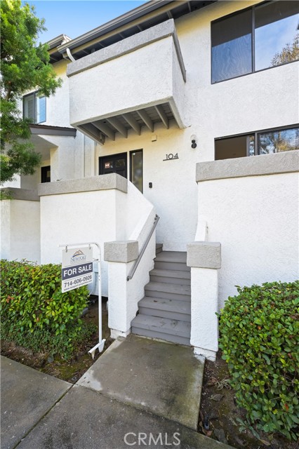 Detail Gallery Image 2 of 23 For 104 Harbor Woods Pl #104,  Newport Beach,  CA 92660 - 2 Beds | 2 Baths