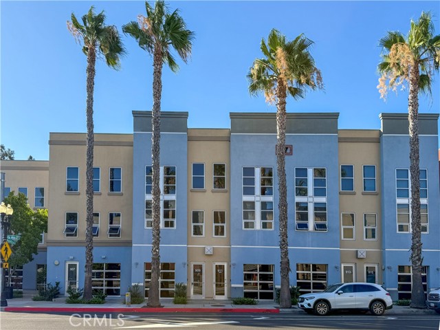 909 E Santa Ana Boulevard, Santa Ana CA: https://media.crmls.org/medias/c8dbf56b-3762-4fb1-b20e-9e6312365701.jpg