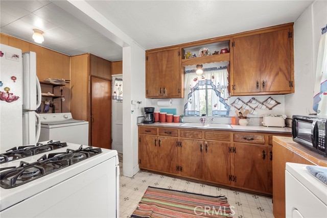 418 W Olive Avenue, La Habra CA: https://media.crmls.org/medias/c8dc8278-1d4c-4f1c-a238-9f4d0e2bbc2b.jpg