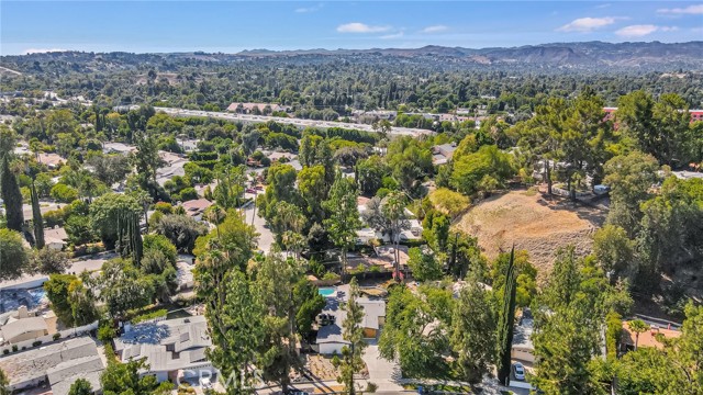 Detail Gallery Image 3 of 40 For 4941 Rigoletto St, Woodland Hills,  CA 91364 - 3 Beds | 2/1 Baths