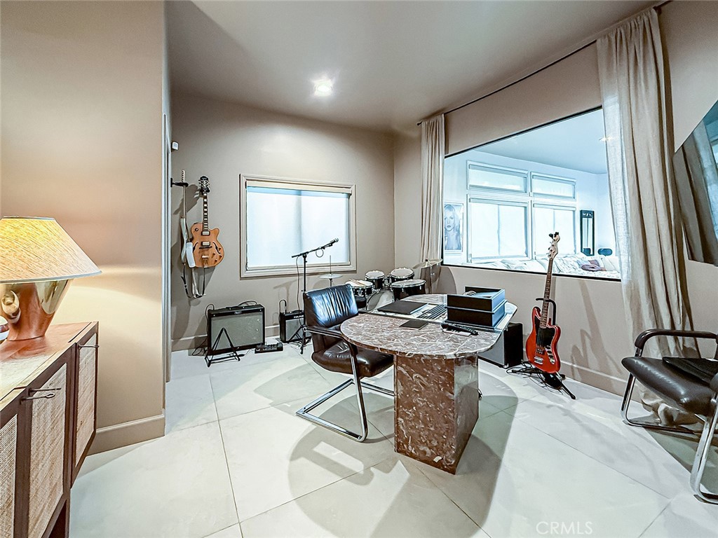 https://media.crmls.org/medias/c8e019b6-1a63-47c2-806b-63022209f582.jpg?preset=X-Large