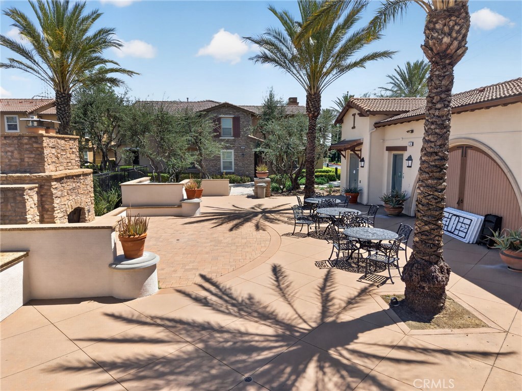 https://media.crmls.org/medias/c8e15b3e-1885-45e1-9321-798728ad5070.jpg?preset=X-Large