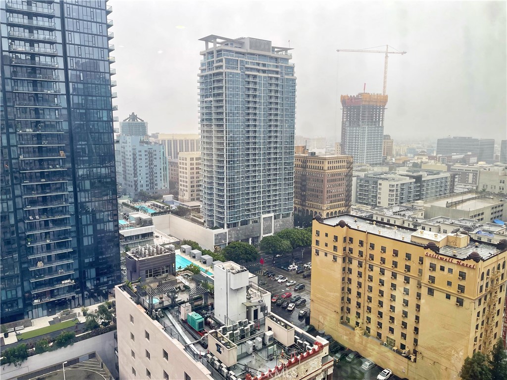 https://media.crmls.org/medias/c8e2f850-bf59-47c9-bb6d-f4691431d680.jpg?preset=X-Large