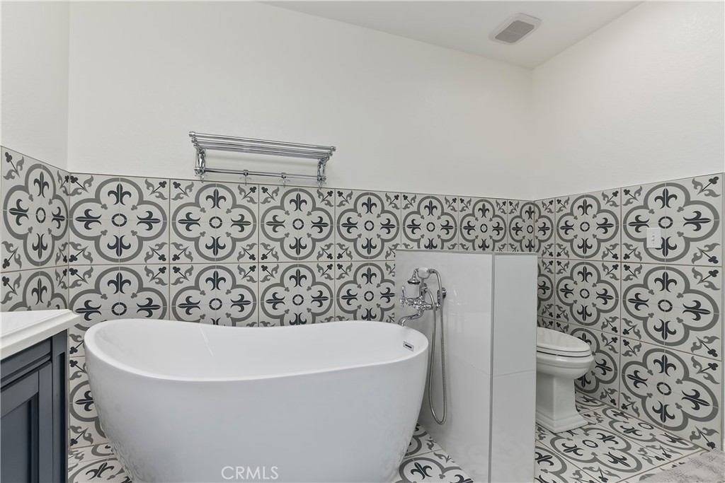 https://media.crmls.org/medias/c8e3e9ed-9c70-4559-9eeb-2bb88967a79f.jpg?preset=X-Large