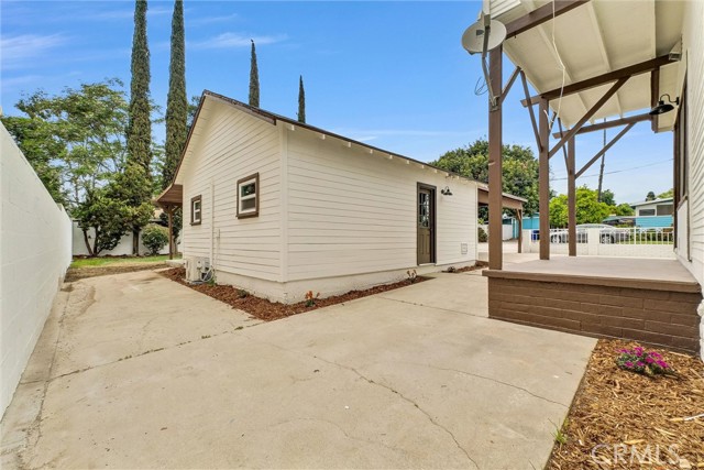 239 N San Antonio Avenue, Upland CA: https://media.crmls.org/medias/c8e5c355-3e96-4505-b4c9-46d0940e0ed5.jpg