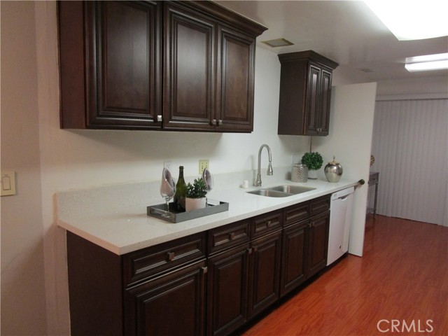 Spacious kitchen counter