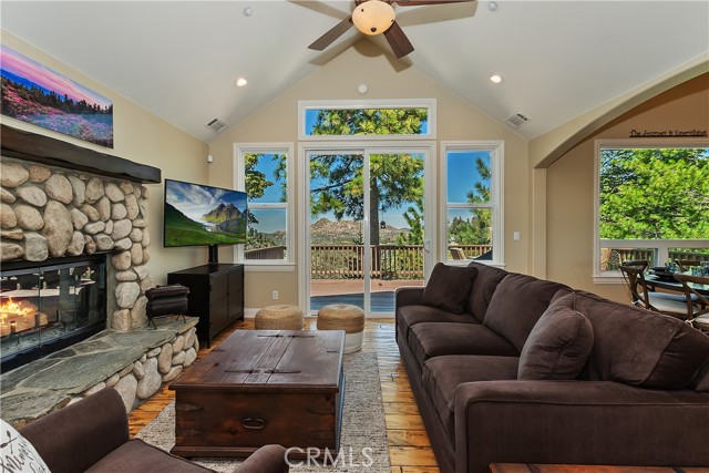 1119 Brentwood Drive, Lake Arrowhead CA: https://media.crmls.org/medias/c8ea35c7-0f39-41f6-a1f3-8a9bb1c97205.jpg
