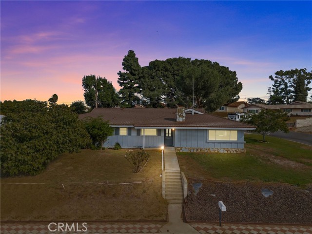 Detail Gallery Image 2 of 48 For 4195 Cedar Ave, Norco,  CA 92860 - 5 Beds | 2/1 Baths