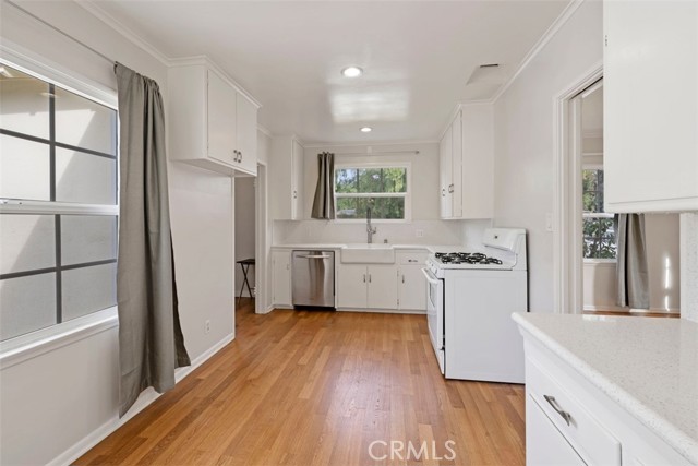 Detail Gallery Image 9 of 19 For 6959 Chisholm Ave, Van Nuys,  CA 91406 - 3 Beds | 2 Baths