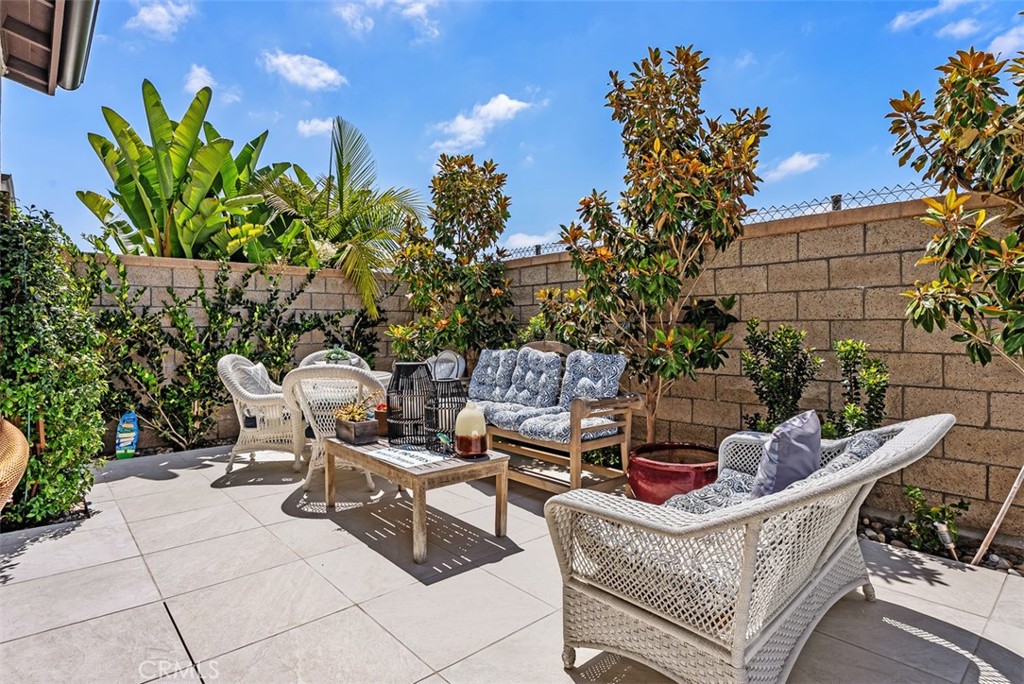 https://media.crmls.org/medias/c8f0ad9a-4af3-4438-ac7f-22d9d1ffa310.jpg?preset=X-Large