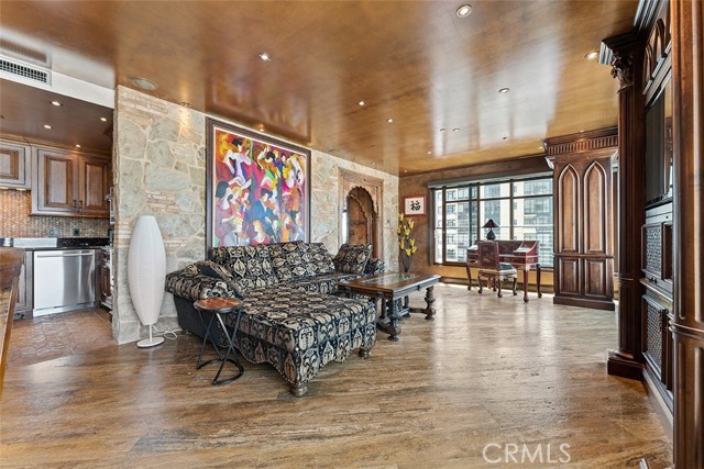645 FRONT Street, San Diego CA: https://media.crmls.org/medias/c8f17b1a-e889-4f3b-be0d-c567ade80e56.jpg
