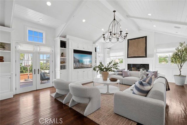 215 Marigold Avenue, Corona del Mar CA: https://media.crmls.org/medias/c8f249c0-84df-4ec9-909e-72abcaba40b5.jpg