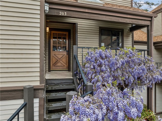 Detail Gallery Image 3 of 22 For 203 Village, Lake Arrowhead,  CA 92352 - 3 Beds | 2 Baths