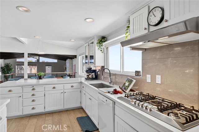 1752 Dixon Street, Redondo Beach CA: https://media.crmls.org/medias/c8f90fce-8a18-45bb-8f85-859700e9ef20.jpg