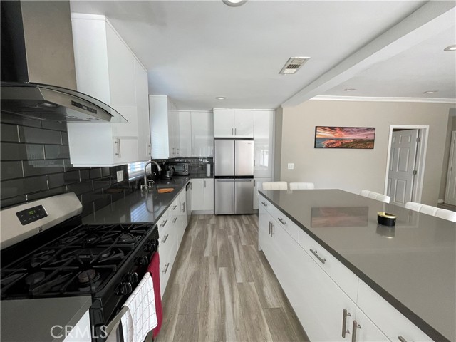 10443 Woodley Avenue, Granada Hills CA: https://media.crmls.org/medias/c8fd2b4b-3ff7-4808-9f9d-d7264886abb4.jpg