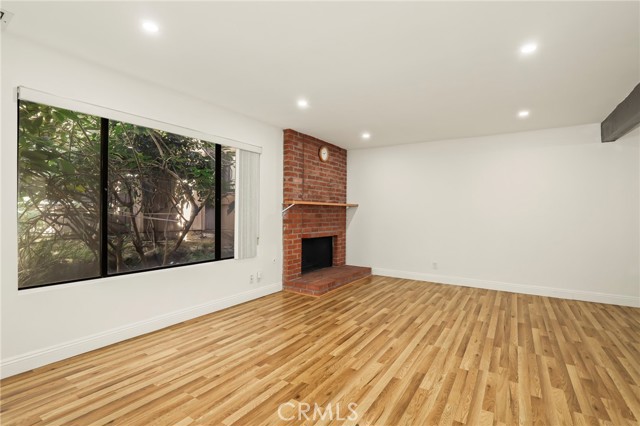 Detail Gallery Image 4 of 38 For 33 Northwoods Ln, La Crescenta,  CA 91214 - 3 Beds | 2/1 Baths