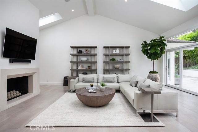 Detail Gallery Image 13 of 28 For 11 Greenbriar, Newport Beach,  CA 92660 - 3 Beds | 2/1 Baths