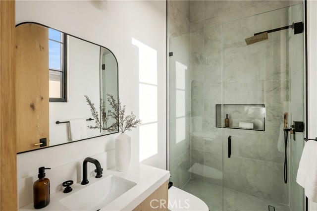 Detail Gallery Image 45 of 72 For 11826 Kling St, Valley Village,  CA 91607 - 6 Beds | 5/1 Baths