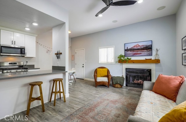 Detail Gallery Image 2 of 42 For 284 Laurel Ave #5,  Brea,  CA 92821 - 2 Beds | 1/1 Baths