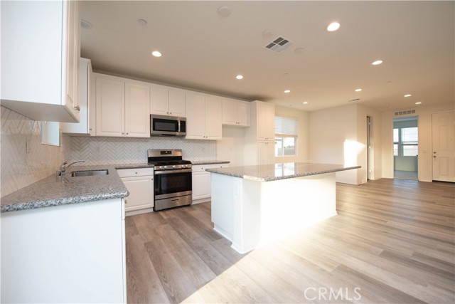 Detail Gallery Image 4 of 19 For 12614 Edina Ct, Victorville,  CA 92392 - 5 Beds | 2/1 Baths