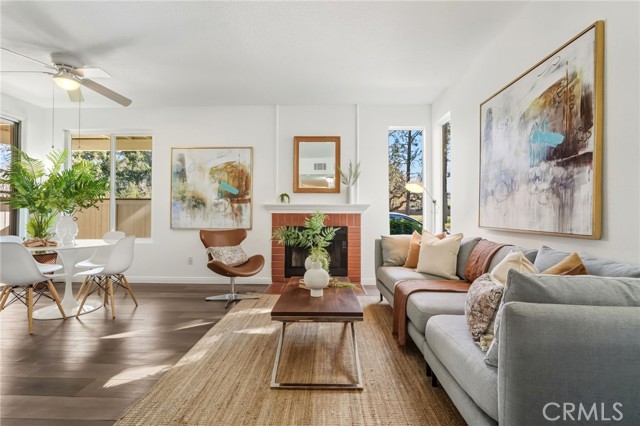 Detail Gallery Image 3 of 45 For 2426 Pleasant Way #E,  Thousand Oaks,  CA 91362 - 2 Beds | 1 Baths