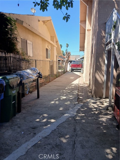 1060 W 51st Place, Los Angeles CA: https://media.crmls.org/medias/c91014ce-9227-494f-a40c-f3041377f900.jpg