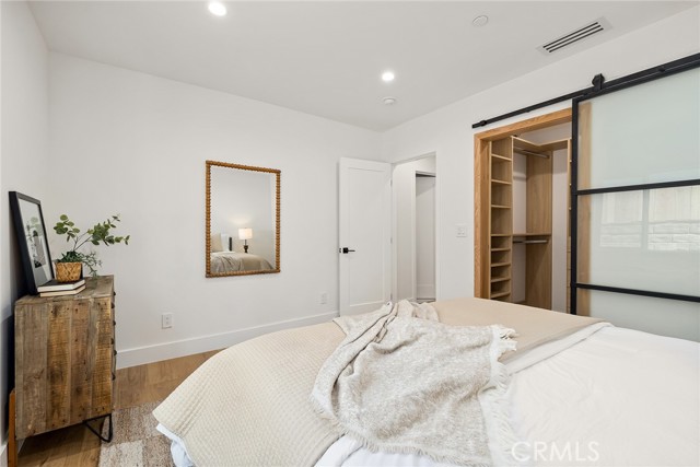 Detail Gallery Image 29 of 47 For 5725 Norwich Ave, Sherman Oaks,  CA 91411 - 5 Beds | 4 Baths