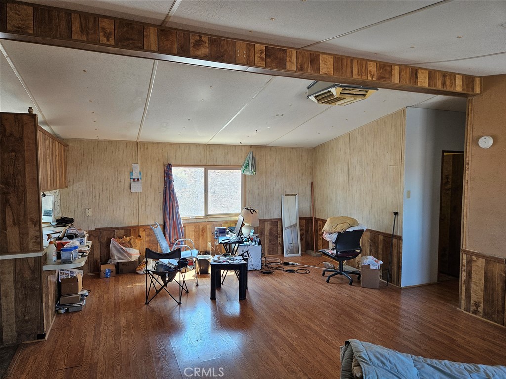 https://media.crmls.org/medias/c9128512-d3d1-4478-957a-69271bb92ff7.jpg?preset=X-Large