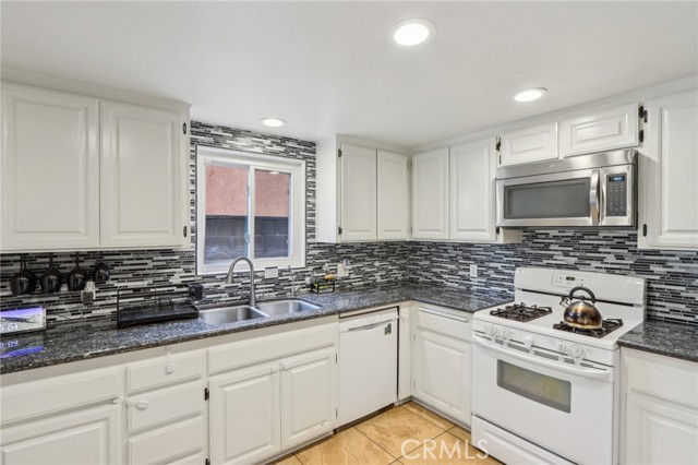 Detail Gallery Image 9 of 21 For 40646 Malibar Ave, Hemet,  CA 92544 - 2 Beds | 2 Baths