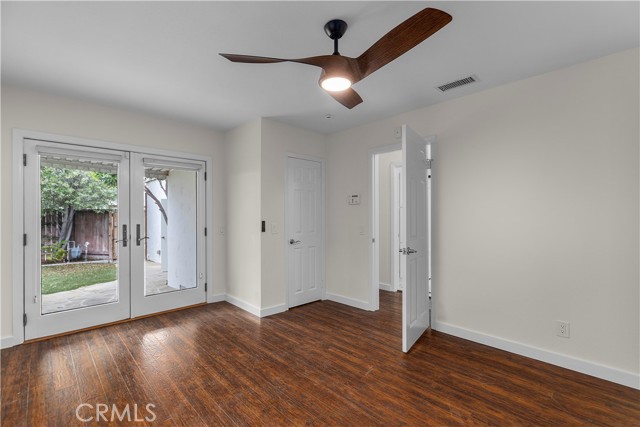 211 La Verne Avenue, Long Beach CA: https://media.crmls.org/medias/c915dc64-f95f-4f38-8c8b-8524daa77227.jpg