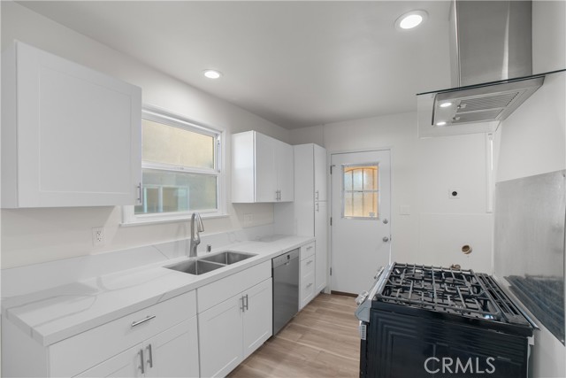 Detail Gallery Image 2 of 14 For 7400 Cozycroft, Winnetka,  CA 91306 - 3 Beds | 2 Baths