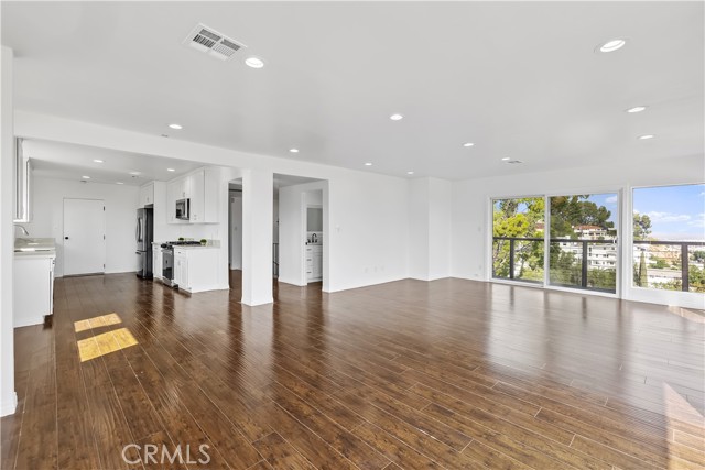 Detail Gallery Image 9 of 36 For 5160 Medina Rd, Woodland Hills,  CA 91364 - 3 Beds | 3 Baths