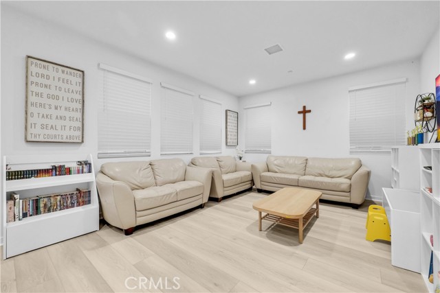 Detail Gallery Image 13 of 26 For 16272 Meadowhouse, Chino,  CA 91708 - 3 Beds | 3/1 Baths