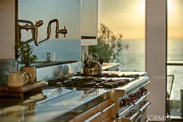 Detail Gallery Image 17 of 75 For 2665 Victoria Dr, Laguna Beach,  CA 92651 - 5 Beds | 4/2 Baths