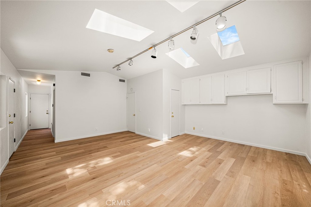 https://media.crmls.org/medias/c92ac5b7-383e-4028-83ab-c61311d5f690.jpg?preset=X-Large