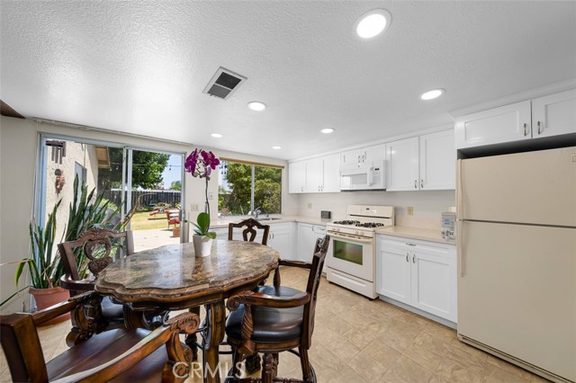 Detail Gallery Image 12 of 28 For 7206 Mimosa Dr, Carlsbad,  CA 92011 - 3 Beds | 2 Baths