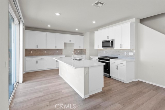 19409 Brush Creek Way, Lake Elsinore CA: https://media.crmls.org/medias/c92eecba-4c7f-4804-b258-1897fb0cf236.jpg
