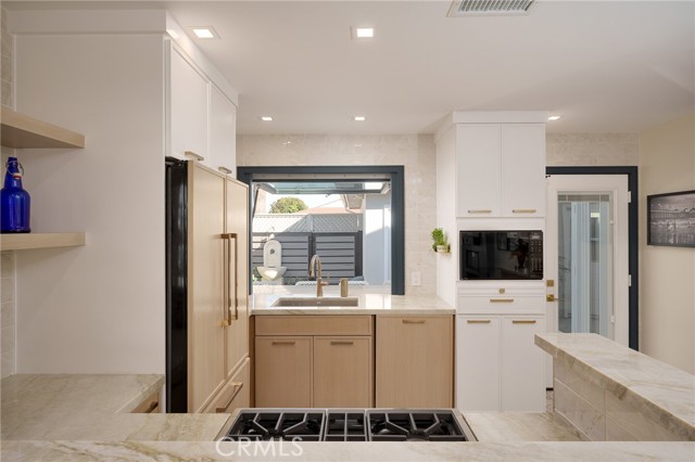 Detail Gallery Image 4 of 19 For 21142 Surfwood, Huntington Beach,  CA 92646 - 2 Beds | 1 Baths