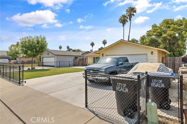 Detail Gallery Image 3 of 33 For 1911 W Vine St, Visalia,  CA 93277 - 3 Beds | 2 Baths