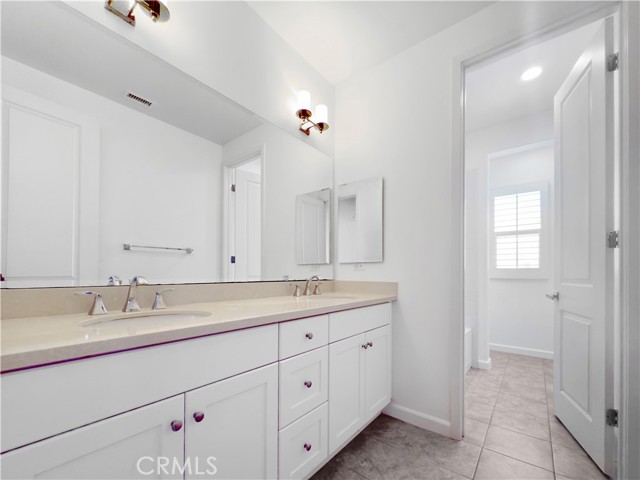 Detail Gallery Image 13 of 19 For 19402 Snowdon Ln, Huntington Beach,  CA 92646 - 4 Beds | 3 Baths