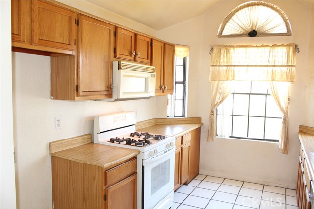 Detail Gallery Image 6 of 26 For 14549 Southwood Dr, Fontana,  CA 92337 - 3 Beds | 2 Baths
