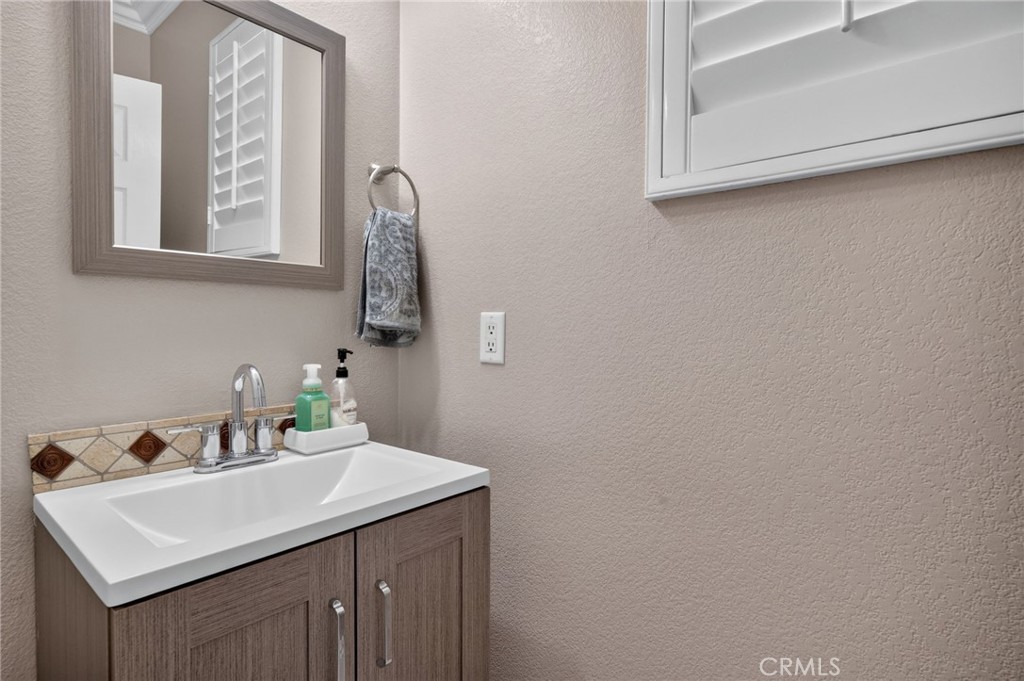 https://media.crmls.org/medias/c9342c8c-b3ad-46ea-a77c-b763949ce920.jpg?preset=X-Large