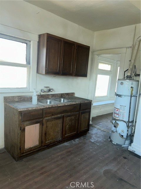 146 E 45th Street, Los Angeles CA: https://media.crmls.org/medias/c936c3f8-1c3a-4a06-8df9-67d23cf612bd.jpg