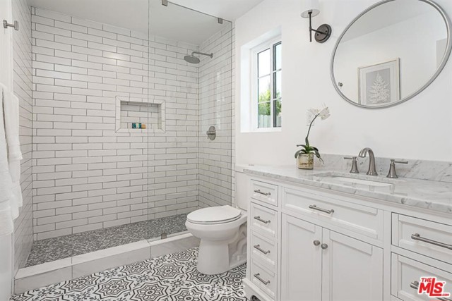 Detail Gallery Image 11 of 16 For 22645 Burbank Bld, Woodland Hills,  CA 91367 - 2 Beds | 2 Baths
