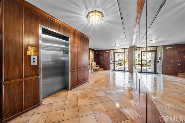 Detail Gallery Image 5 of 52 For 1167 Roxbury Dr #103,  Los Angeles,  CA 90035 - 2 Beds | 4/1 Baths