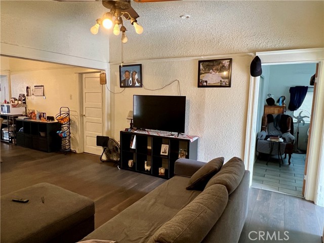 Detail Gallery Image 5 of 28 For 5852 S Olive St, Los Angeles,  CA 90003 - 4 Beds | 3 Baths