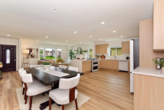 8021 West Boulevard, Inglewood CA: https://media.crmls.org/medias/c93cff77-800c-4c60-83cf-000de05c4de8.jpg