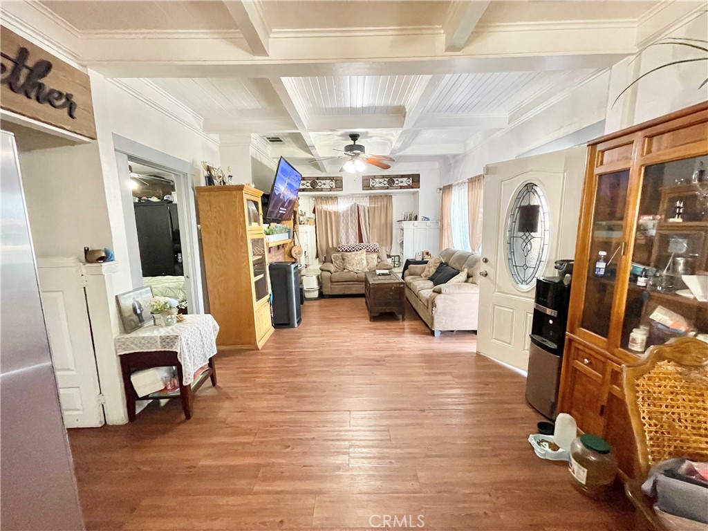 https://media.crmls.org/medias/c93d27d6-b312-4432-8558-47a56644dd9d.jpg?preset=X-Large